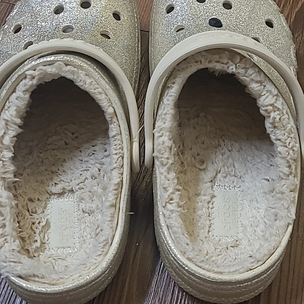 CROCS Kids Glittery Silver Slippers with Fun Charms used good‎ condition. zise 3